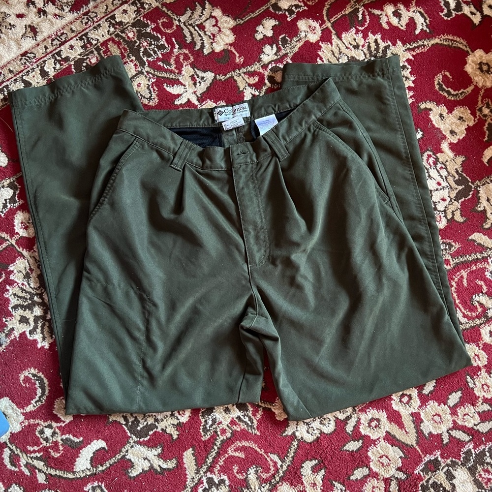 Men’s Columbia Sports Wear Khaki Pants.